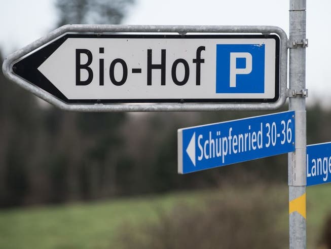 Das Schild weist in die richtige Richtung: In der Schweiz setzt sich das Bauernhofsterben zwar fort, aber die Bio-Kurve weist weiterhin nach oben. (Bild: Keystone/PETER SCHNEIDER)
