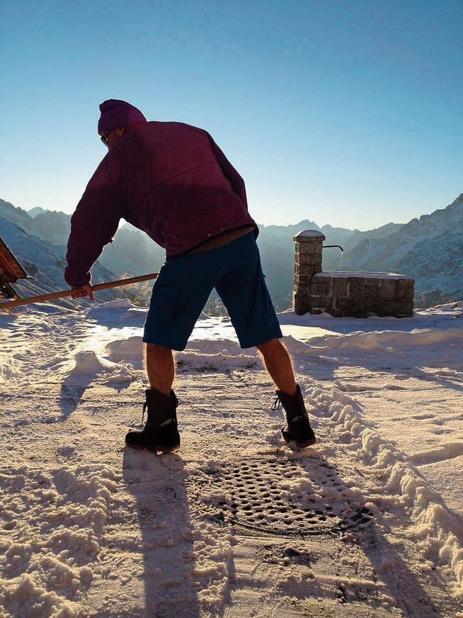 Kari Stadler schaufelt vor der auf 2257 Metern über Meer gelegenen Sustlihütte Schnee. (Bild: PD)