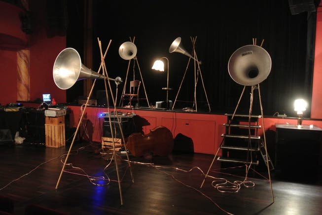Der Sound des Orchesters kommt aus acht parallel installierten Lautsprechern. Die speziellen Lautsprecher, sie sind dünn und trichterförmig, hat Kessler während einer Tour in Nepal gekauft. Bild: PD