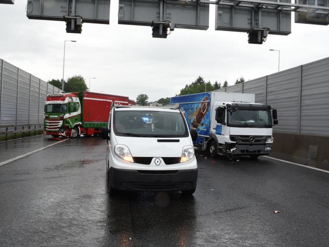 Zwei Lastwagen und ein Lieferwagen sorgten mit ihrem Auffahrunfall für eine Sperrung der Autobahn A2 bei Emmenbrücke. (Bild: Luzerner Polizei)