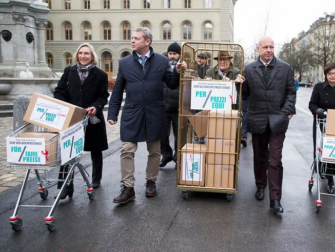 Kistenweise Unterschriften gegen die Hochpreisinsel Schweiz. Dem Bundesrat geht die Fair-Preis-Initiative jedoch zu weit. (Bild: KEYSTONE/PETER KLAUNZER)