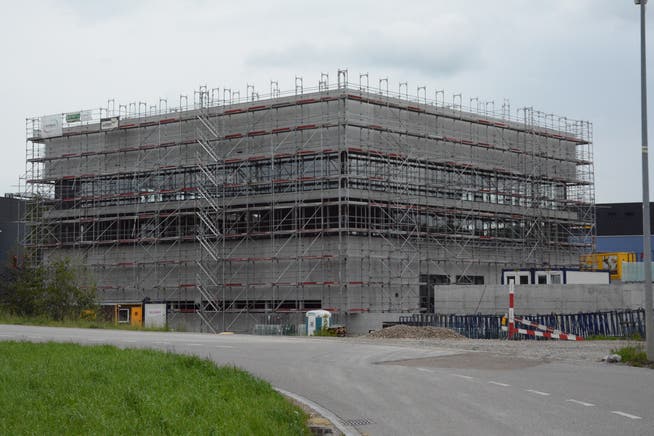 Der Neubau des Regionalwerks Toggenburg (RWT) im Bazenheider Industriegebiet soll bis Ende Jahr bezugsbereit sein. (Bild: Beat Lanzendorfer)