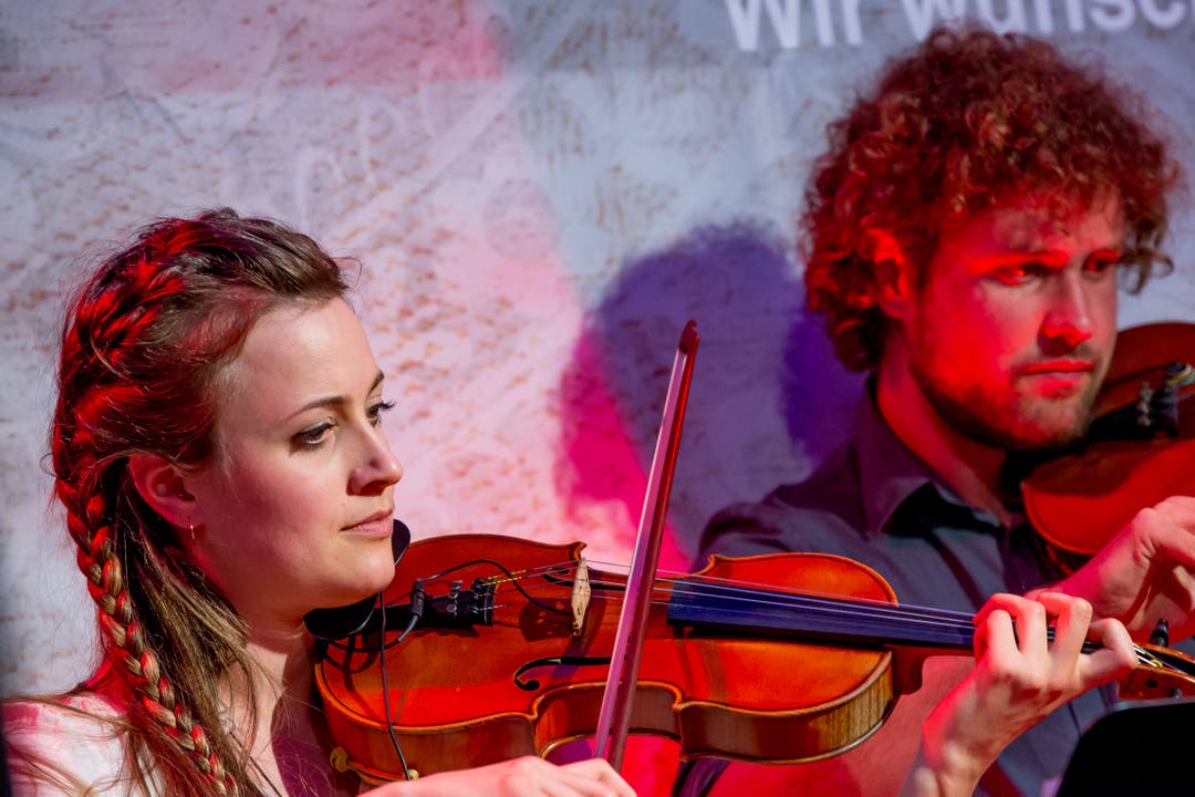 Helen Maier und Lukas Bircher von den Alpinis an den Violinen. (Bild: André A. Niederberger, Stans, 30. April 2019)