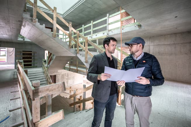 Gemeinderat Florian Spichtig (links) mit Architekt Reto Durrer auf der Baustelle. (Bilder: Pius Amrein, Schaeln, 2. Mai 2019)