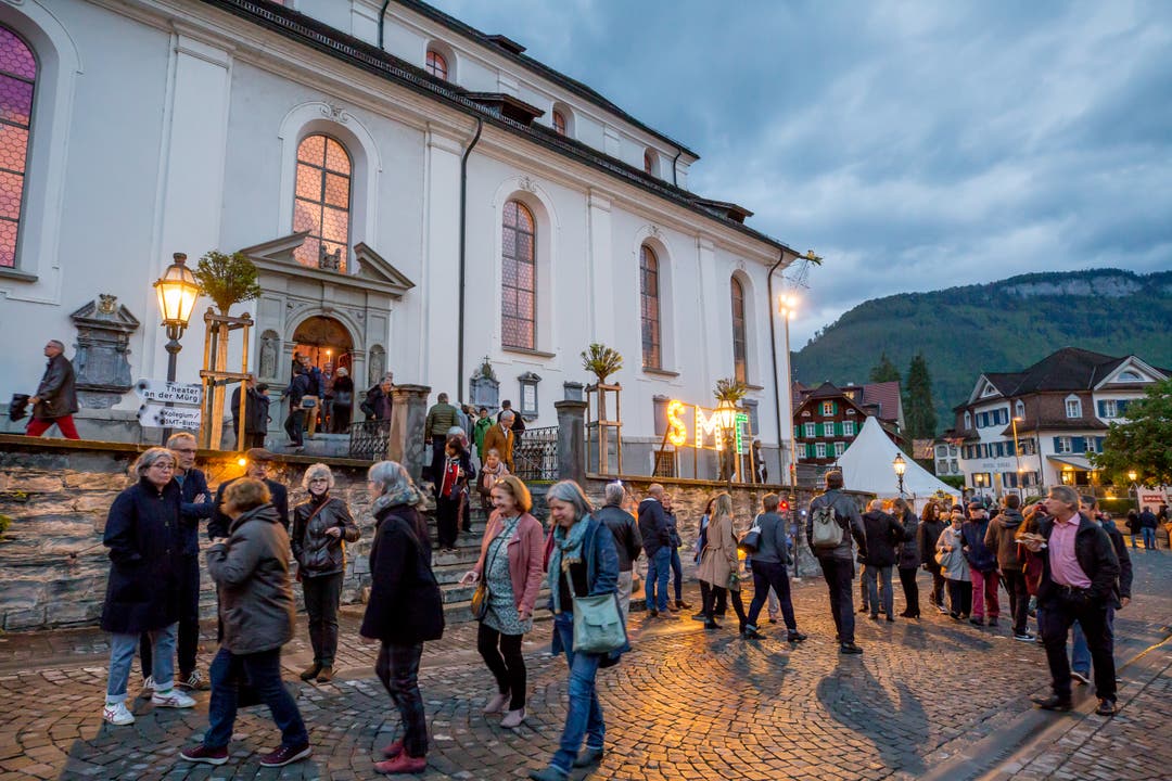 Besucher vor der Pfarrkirche. (Bild: André A. Niederberger, Stans, 2. Mai 2019)