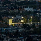 Das Flutlicht des Stadion Kleinfeld ist abends weit herum sichtbar – hier der Blick vom Sonnenberg. (Bild: Dominik Wunderli, Kriens, 3. Mai 2019)
