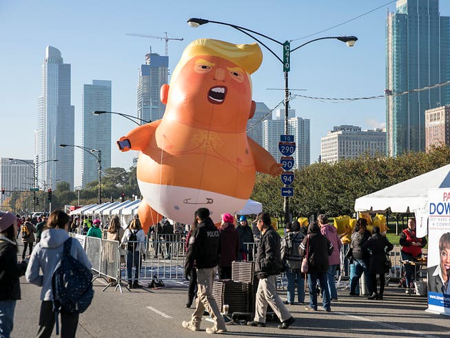 US-Präsident Donald Trump wird kommende Woche in Grossbritannien erwartet. Dort soll wieder ein Protestballon in Form eines mürrischen Babys in Windeln fliegen. (Bild: KEYSTONE/AP Chicago Sun-Times/ASHLEE REZIN)