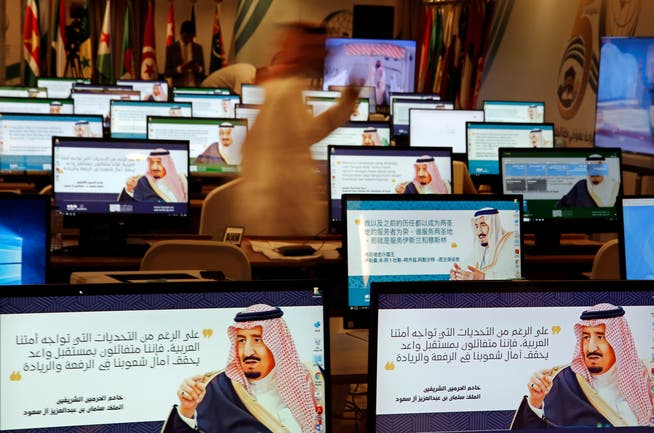 Kann der saudische Herrscher etwas zur Beruhigung der Lage am Persischen Golf beitragen? Bildschirme mit dem Konterfei des saudischen Königs Salman im Pressezentrum des Gipfeltreffens in Mekka. (Bild: Amr Nabil/AP; Mekka, 30. Mai 2019)