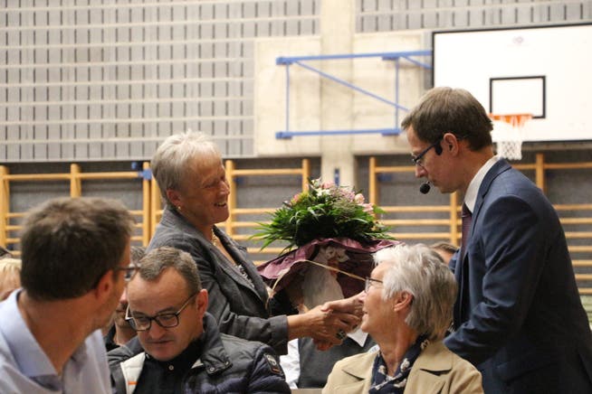 Gemeindepräsident Andreas Opprecht bedankt sich bei Rösli Wäfler, die über 23 Jahre dem Wahlbüro angehört hat. (Bild: Hannelore Bruderer)