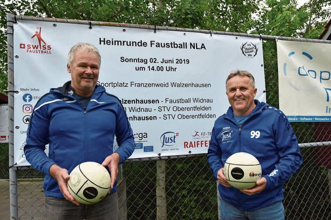 Richard Meyerhans und Rolf Schmid vor dem Matchplakat auf der Franzenweid. (Bild: Lukas Pfiffner)
