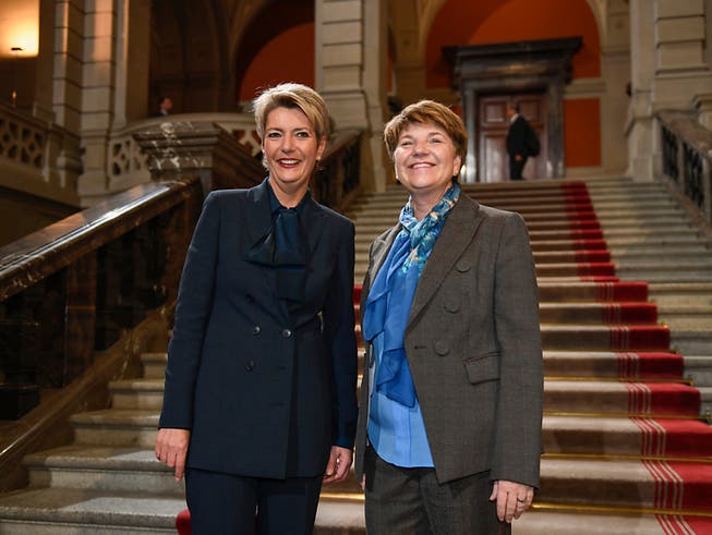 Erhalten Bestnoten von der Bevölkerung: die Bundesrätinnen Karin Keller-Sutter (links) und Viola Amherd nach ihrer Wahl im vergangenen Dezember. (Bild: KEYSTONE/MARCEL BIERI)