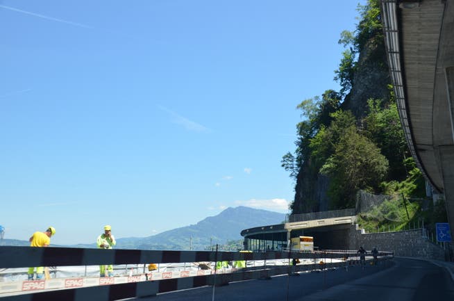 Bei der Baustelle auf der Kantonsstrasse zwischen Hergiswil und Stansstad wird der Verkehr einspurig geführt. (Bild: Franziska Herger, Hergiswil, 31. Mai 2019)