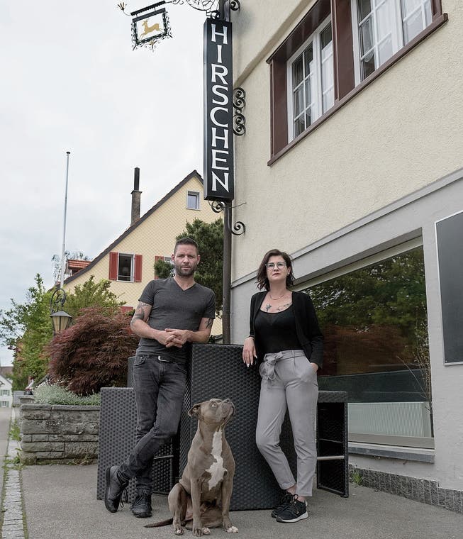 Andy Pöhler und Sindy Berger mit Hund Blue vor dem «Hirschen». (Bild: Adriana Ortiz Cardozo (31. Mai 2019))