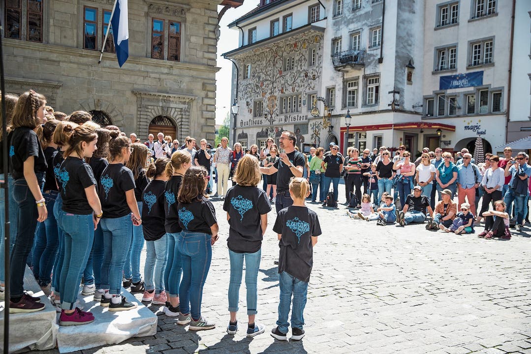 Der Jugendchor Malters sang auf dem Mühlenplatz, etwa sein eigenes Lied «Salamibrot». (Bild: Bilder: Manuela Jans-Koch (30. Mai 2019))