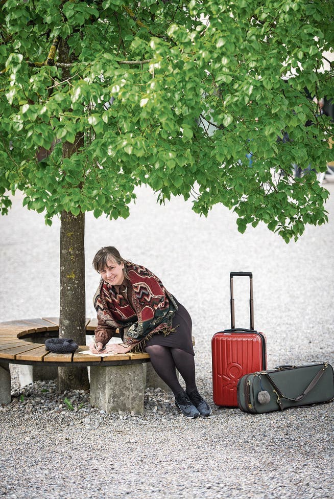 Die Basler Komponistin Helena Winkelman komponiert gerne unter Bäumen. (Bild: Reto Martin)