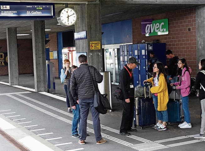 Die Bahnhofpaten, hier im Gespräch mit Reisenden, werden oft um Auskünfte gebeten. (Bild: Hanspeter Thurnherr)