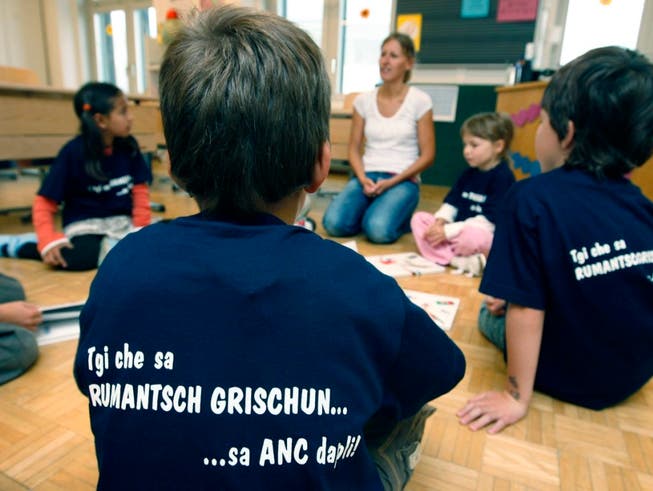 Erstklässler einer Schule in Graubünden, wo in der Schriftsprache Rumantsch Grischun unterrichtet wird. (Bild: KEYSTONE/ARNO BALZARINI)