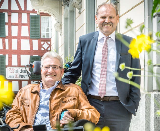 Walter Strupler, zurückgetretener Gemeinderat, mit Stadtpräsident Max Vögeli. (Bild: Andrea Stalder)