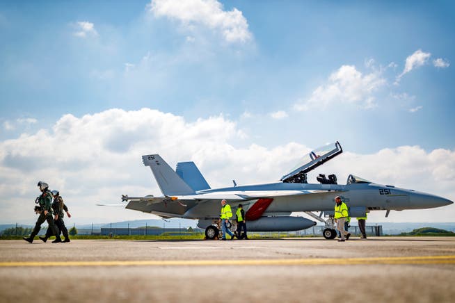 Ein Kampfjet des Modells Boeing F/A-18 Super Hornet nach einem Testflug auf dem Militärflugplatz Payerne. Bild: Valentin Flauraud/Keystone (30. April 2019)