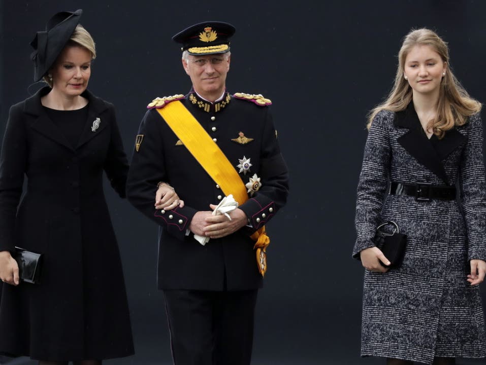 Der belgische König Philippe (Mitte) mit Königin Mathilde (l.) und Prinzessin Elisabeth (r.) bei ihrer Ankunft. (Bild: Keystone/EPA/JULIEN WARNAND)