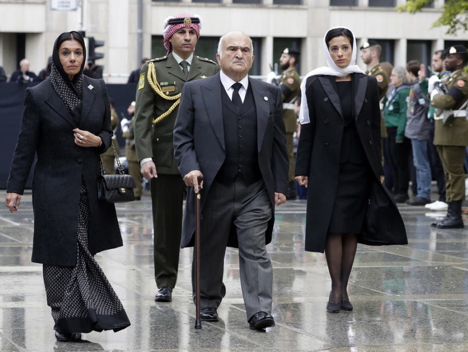 Auch der jordanische Kronprinz und Bruder der Königs, El Hassan Bin Talal, erweist dem Grossherzog die letzte Ehre, zusammen mit den Prinzessinen Sarvath (l.) und Badiya. (Bild: Keystone/EPA/JULIEN WARNAND)