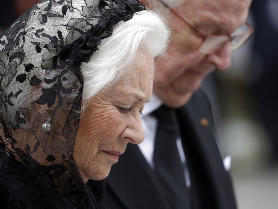 Die frühere belgische Königin Paola (l.) und König Albert II beim Verlassen des Gottesdienstes. (Bild: Keystone/EPA/JULIEN WARNAND)