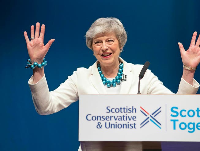 Nach der Ohrfeige bei den Kommunalwahlen in Grossbritannien: Premierministerin Theresa May will im Brexit-Streit auf die Opposition zugehen und plant einen Kompromissvorschlag. (Bild: KEYSTONE/AP PA/JANE BARLOW)