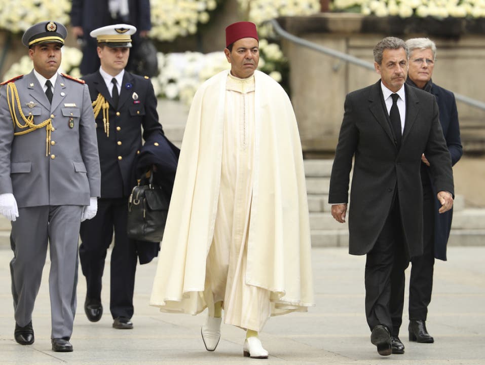 Der Sohn von König Hassan II., Prinz Moulay Rachid von Marokko (M.), wird begleitet vom früheren französischen Ministerpräsidenten Nicolas Sarkozy (r.). (Bild: Keystone/AP/FRANCISCO SECO)