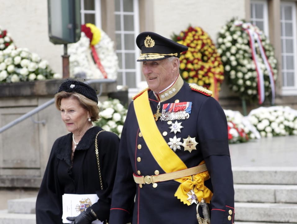 Der norwegische König Harald (r.) mit Königin Sonja (l.) verlassen die Kathedrale Notre Dame nach der Beerdigung. (Bild: Keystone/EPA/JULIEN WARNAND)