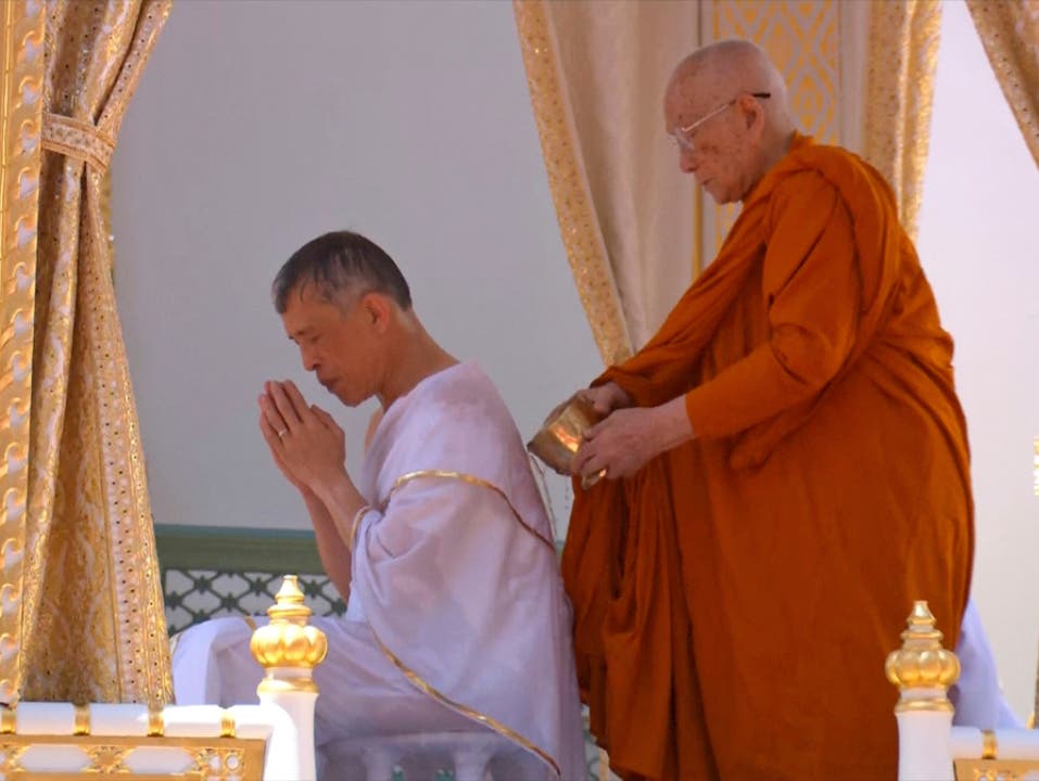 Gebet beim Reinigungsritual: Thailands neuer König Maha Vajiralongkorn vor der Krönung. (Bild: KEYSTONE/AP Thai TV Pool)