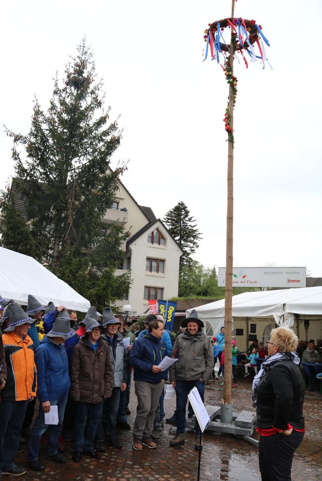 Tolle Stimmung trotz schlechtem Wetter herrschte am Samstag beim Maibaum-Dorffest des Oberuzwiler Männerchores Frohsinn. (Bild: Christof Lampart)
