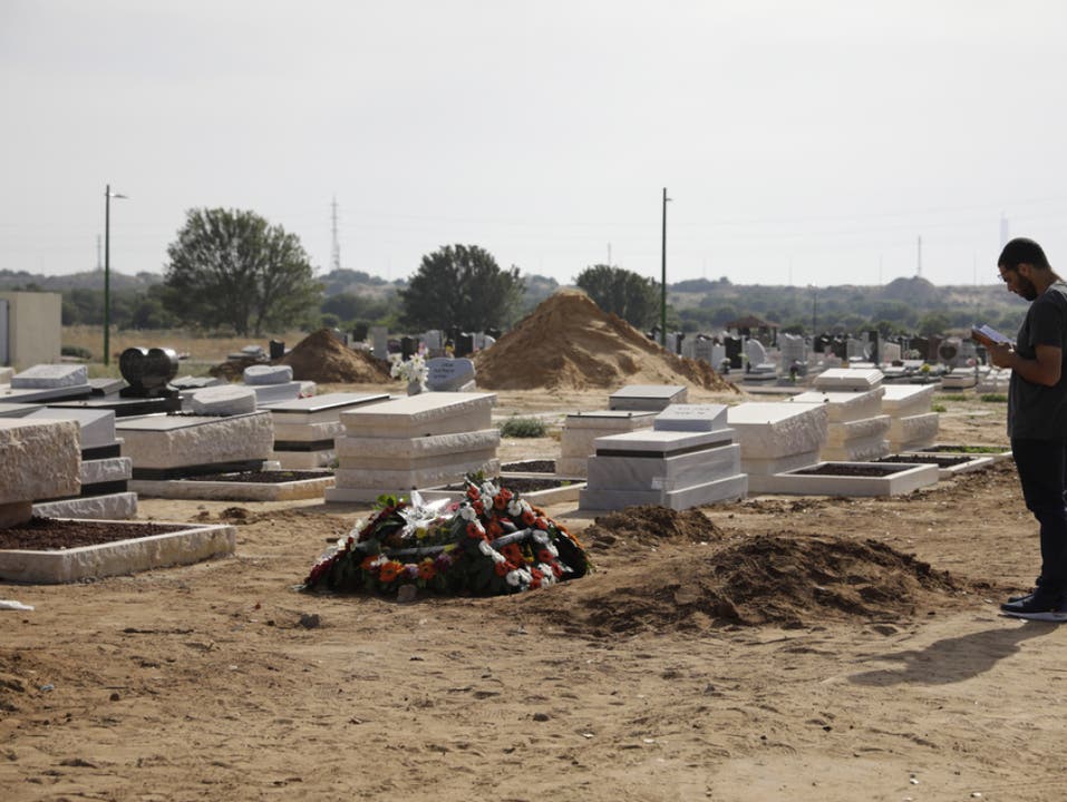 Ein Mann betet am Grab eines getöteten Mannes im südisraelischen Askelon. (Bild: Keystone/AP/SEBASTIAN SCHEINER)