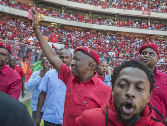 Julius Malema, Oppositionsführer und Chef der Partei Economic Freedom Fighters (EFF) bei der letzten Wahlkampfveranstaltung in Soweto. (Bild: Keystone/AP/MUJAHID SAFODIEN)