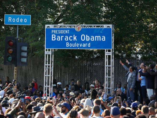 Tausende feiern die Umbenennung der Rodeo Road in Los Angeles in Barack Obama-Boulevard. (Bild: KEYSTONE/AP/DAMIAN DOVARGANES)