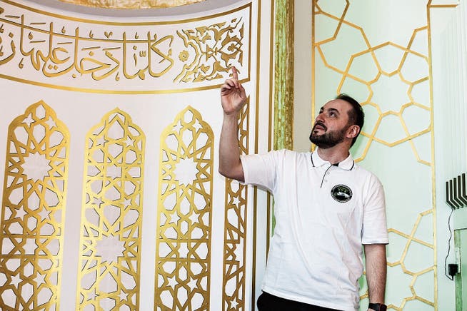 Zemri Neziri, einer der freiwilligen Helfer, führte am Sonntagvormittag durch die Räumlichkeiten der Moschee. (Bild: Christof Lampart)