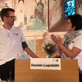 Der designierte Präsident Daniel Vontobel überreicht der abtretenden Daniela Luginbühl einen Blumenstrauss. (Bild: Samuel Koch)