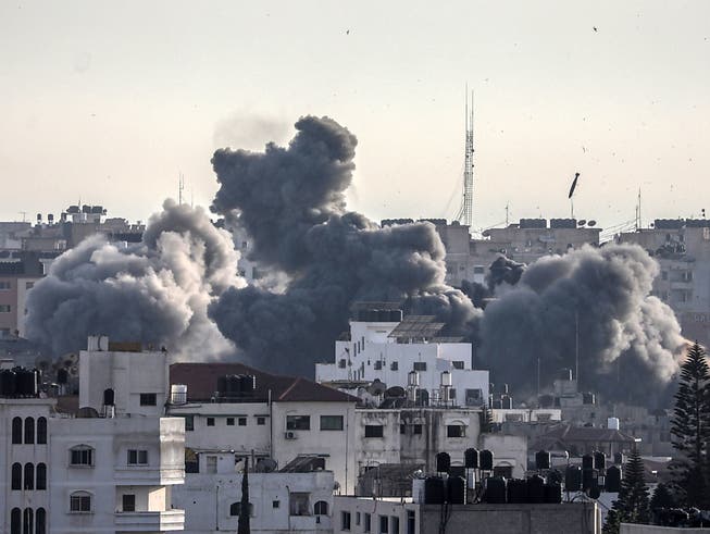Die im Gazastreifen regierende Hamas und die mit ihr verbündete Gruppe Islamischer Dschihad haben sich nach Angaben von Verhandlungsteilnehmern auf einen Waffenstillstand mit Israel verständigt. (Bild: KEYSTONE/EPA/MOHAMMED SABER)