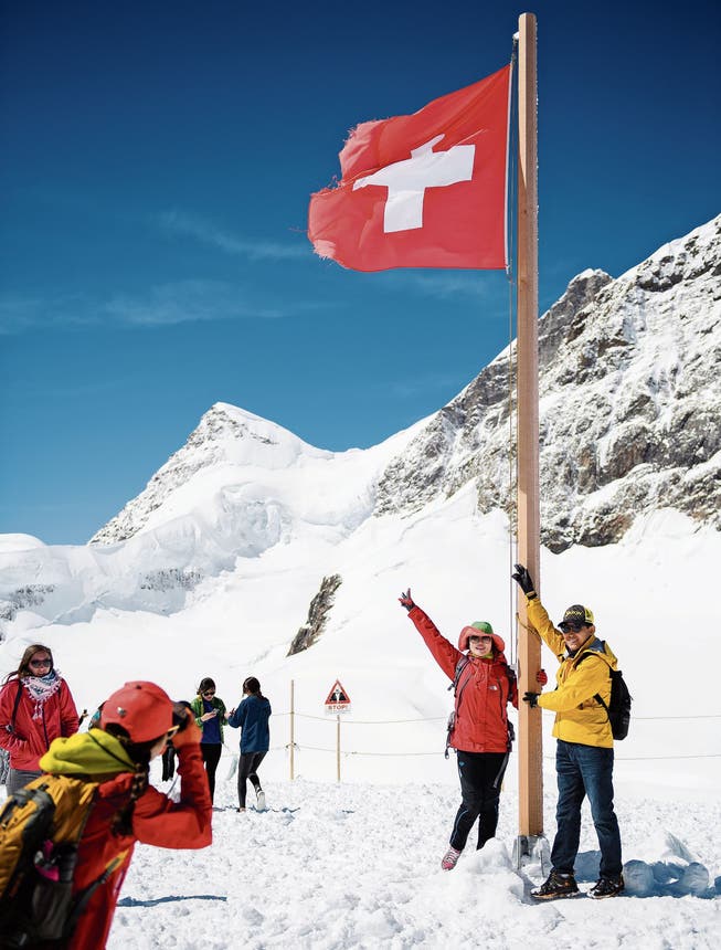 Touristen posieren für Fotos auf dem Jungfraujoch auf 3466 Metern über Meer. (Bild: Manuel Lopez/KEY)
