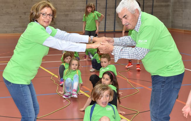 Lynette (links) und Robert Federer zeigen mit den Kindern ihre Freude an der Bewegung. (Bild: Thomas Schwizer)