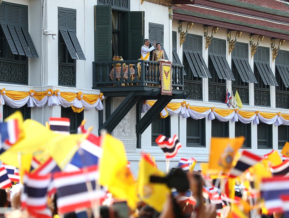 Thailands frisch gekrönter König Maha Vajiralongkorn hat sich am Montag in Bangkok erstmals in einer kurzen Ansprache ans Volk gewandt. Vom Balkon des Grossen Palastes aus dankte er für die vielen guten Wünsche. (Bild: KEYSTONE/EPA/NARONG SANGNAK)