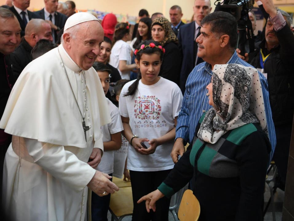 Der Papst besuchte am zweiten Tag seiner Bulgarien-Reise eine Flüchtlingsunterkunft. Franziskus hatte die Bulgaren bereits am Vortag dazu aufgerufen, Migranten aufzunehmen. (Bild: KEYSTONE/EPA ANSA/MAURIZIO BRAMBATTI)