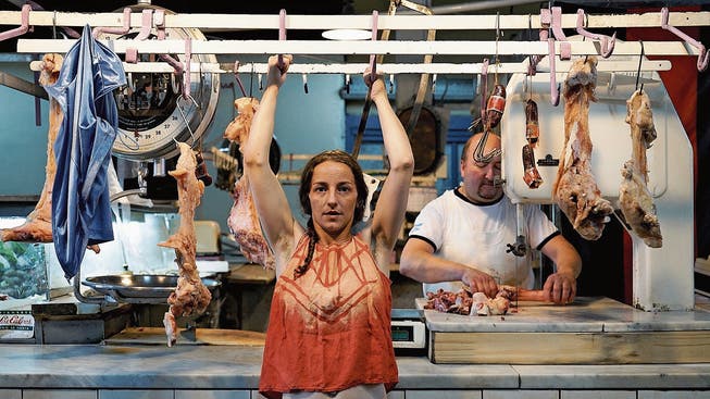 «So viel Fleisch in diesem Land»: Eine Frau macht Klimmzüge in einer Metzgerei. (Filmbild: Antonia Meile/PD)