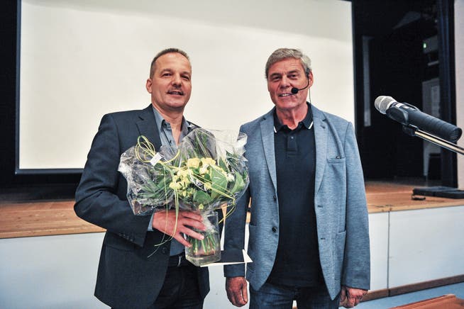 Der abtretende Gemeinderat Arthur Hascher erhält von Gemeindepräsident Fritz Locher einen Blumenstrauss. (Bild: Olaf Kühne)