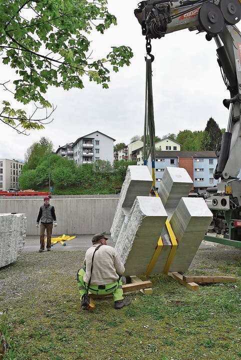 Über 30 Tonnen Stein hat die 65-jährige Künstlerin zu Freiluftmöbeln verarbeitet.