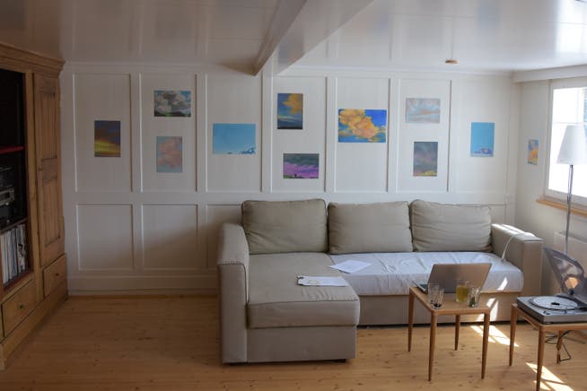 Die Bilderserie «Idylle und Wolken» von Harlis Schweizer im «Phantastischen Zimmer» in Bühler. (Bilder: Claudio Weder)
