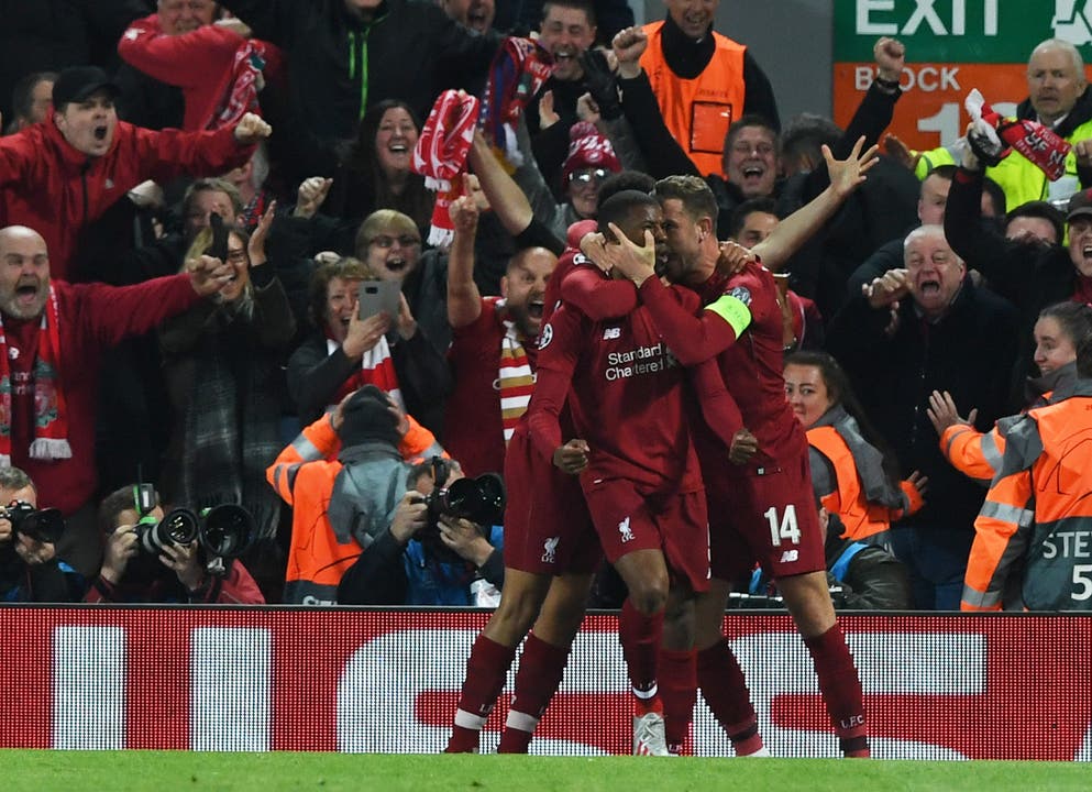 Die Liverpool-Spieler feiern ihren Georginio Wijnaldum. (Bild: Neil Hall / EPA)