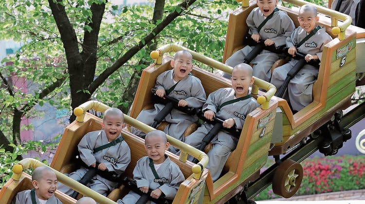 Eine Achterbahnfahrt, die ist lustig ... Ein Bild aus einem Vergnügungspark in Südkorea. (Bild: Lee Jin-Man/AP, Yongin, 2. Mai 2019)