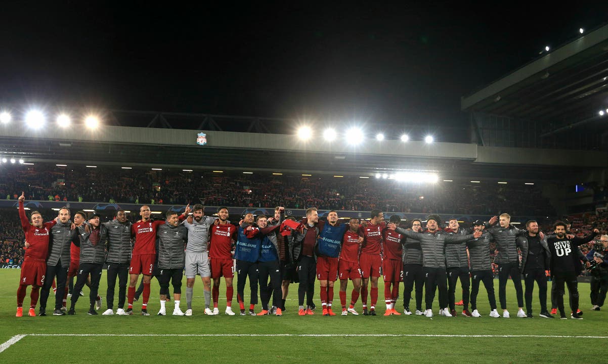 Die Liverpool-Spieler mit Xherdan Shaqiri (ganz links) jubeln mit ihren Fans. (Bild: Peter Byrne / AP)