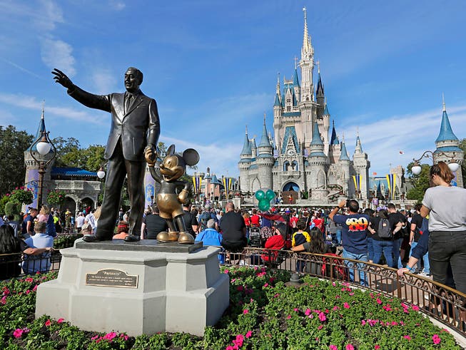 Zahlreiche Besucher in Themenparks von Walt Disney haben dem Konzern zu einer Gewinnsteigerung im abgelaufenen Geschäftsquartal geführt. (Bild: KEYSTONE/AP/JOHN RAOUX)