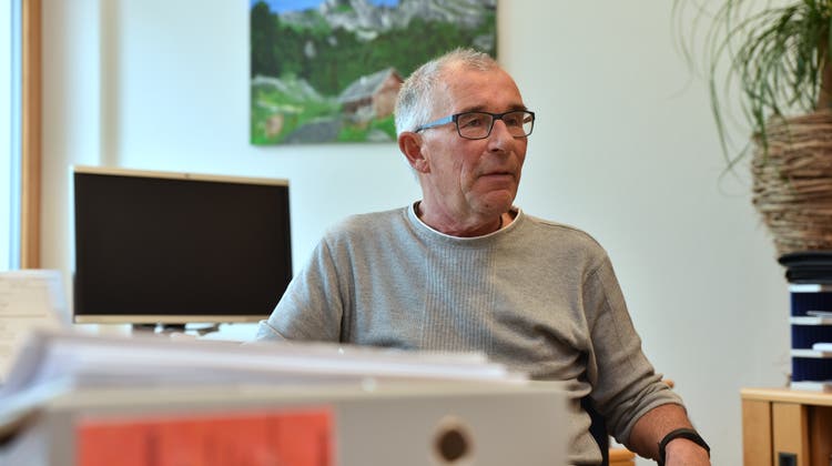 Gemeindepräsident Peter Kindler informiert noch am Mittwochnachmittag die Mitarbeitenden des Altersheims Forstegg über die vier ausgesprochenen Kündigungen. (Bild Heini Schwendener)